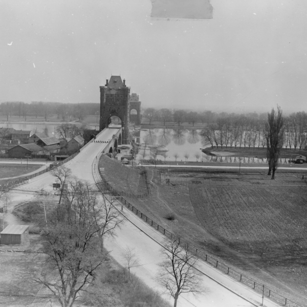 Photo number 111-SC-336906 from the United States National Archives.