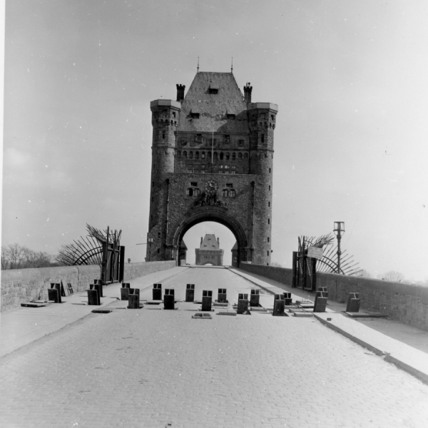 Photo number 111-SC-336907 from the United States National Archives.